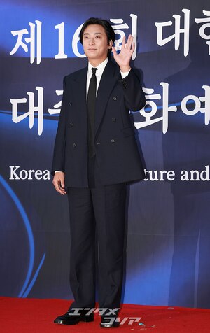 【フォト】首相表彰受けたチュ・ジフン、オーラ放つ