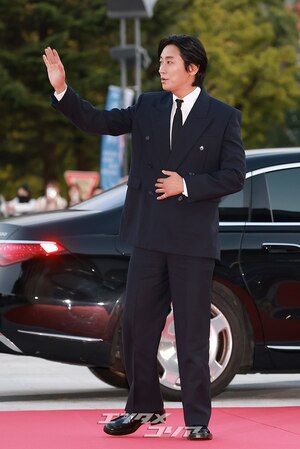 【フォト】首相表彰受けたチュ・ジフン、オーラ放つ