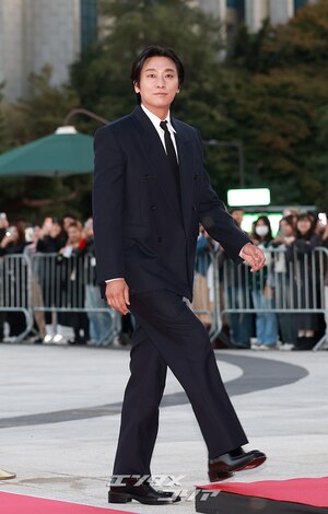 【フォト】首相表彰受けたチュ・ジフン、オーラ放つ