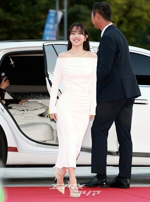 【フォト】首相表彰受けたパク・ボヨン、ラブリーな魅力