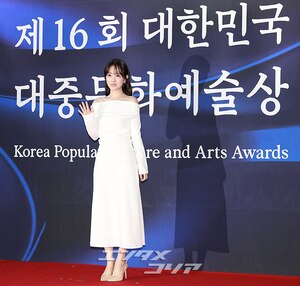 【フォト】首相表彰受けたパク・ボヨン、ラブリーな魅力