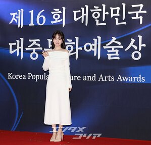 【フォト】首相表彰受けたパク・ボヨン、ラブリーな魅力