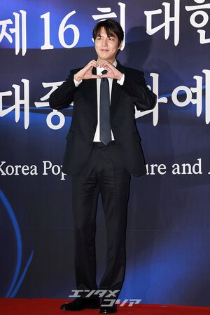 【フォト】韓流スターのイ・ミンホ、大統領表彰受ける