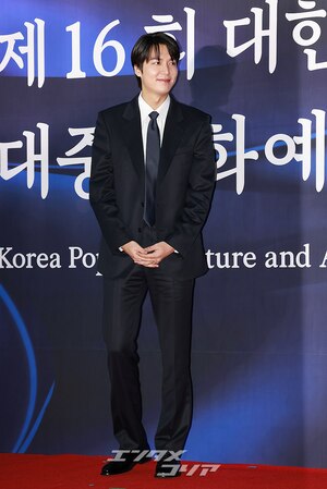 【フォト】韓流スターのイ・ミンホ、大統領表彰受ける