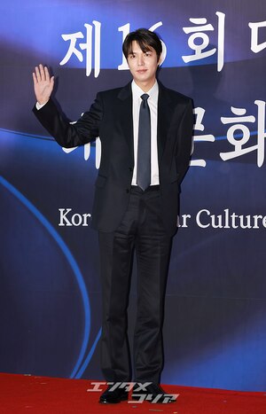 【フォト】韓流スターのイ・ミンホ、大統領表彰受ける