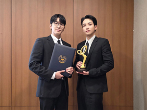 代替服務中のジョンハン&ウォヌ、大衆文化芸術賞に出席 「SEVENTEEN10周年で受賞し光栄」