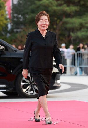 【フォト】銀冠文化勲章受勲した俳優キム・ヘスク