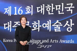 【フォト】銀冠文化勲章受勲した俳優キム・ヘスク