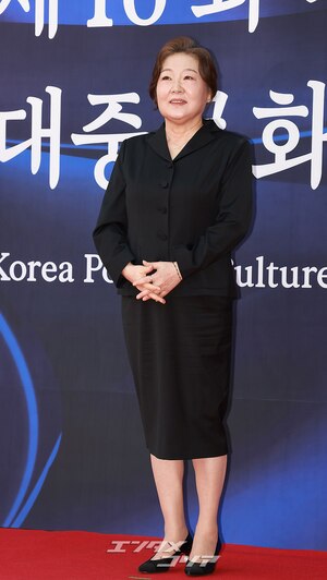 【フォト】銀冠文化勲章受勲した俳優キム・ヘスク