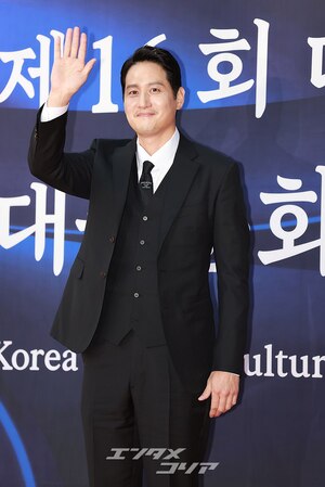 【フォト】首相表彰受けたパク・ヘジュン