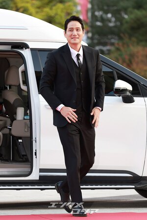 【フォト】首相表彰受けたパク・ヘジュン