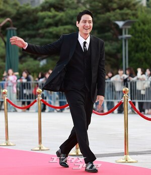 【フォト】首相表彰受けたパク・ヘジュン