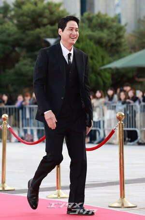 【フォト】首相表彰受けたパク・ヘジュン