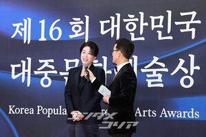 【フォト】「国民の母」キム・ミギョン、大統領表彰受ける