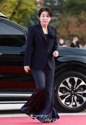 【フォト】「国民の母」キム・ミギョン、大統領表彰受ける