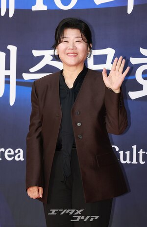 【フォト】イ・ジョンウン、大統領表彰受ける