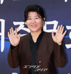 【フォト】イ・ジョンウン、大統領表彰受ける