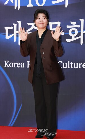 【フォト】イ・ジョンウン、大統領表彰受ける