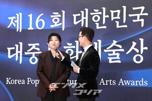 【フォト】イ・ジョンウン、大統領表彰受ける