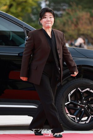 【フォト】イ・ジョンウン、大統領表彰受ける