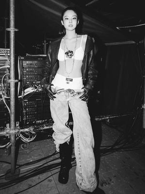 BLACKPINKジェニー、アンダーウエアのグラビアのよう…ステージ裏でレザージャケットを羽織り完ぺき&セクシーなオーラ