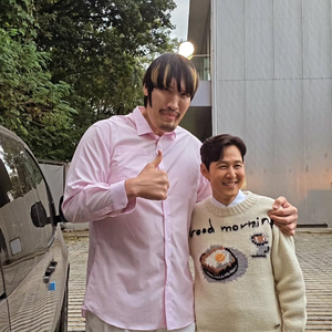 「身長218cm」チェ・ホンマン&「180cm」イ・ジョンジェ 2ショット公開