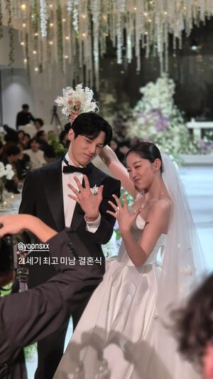 【フォト】「交際10年」ユン・ソヌ＆キム・ガウン、結婚指輪をアピール