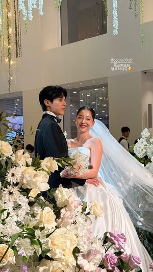 【フォト】「交際10年」ユン・ソヌ＆キム・ガウン、結婚指輪をアピール