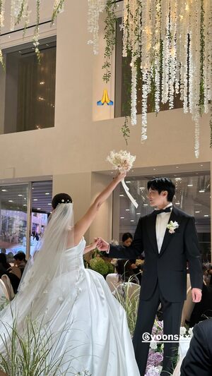 【フォト】「交際10年」ユン・ソヌ＆キム・ガウン、結婚指輪をアピール