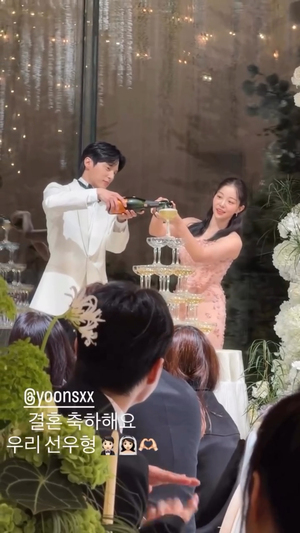 【フォト】「交際10年」ユン・ソヌ＆キム・ガウン、結婚指輪をアピール