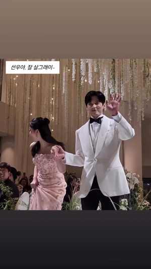 【フォト】「交際10年」ユン・ソヌ＆キム・ガウン、結婚指輪をアピール