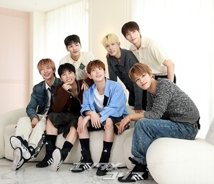 【フォト】インタビューに臨むNEXZ、さわやか＆ユニークな魅力