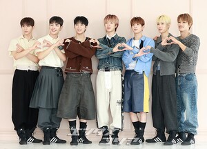 【フォト】インタビューに臨むNEXZ、さわやか＆ユニークな魅力