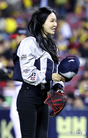 【フォト】韓国シリーズ第2戦で始球式をするキム・ソヨン　／ソウル