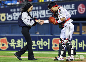 【フォト】韓国シリーズ第2戦で始球式をするキム・ソヨン　／ソウル