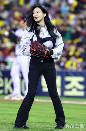 【フォト】韓国シリーズ第2戦で始球式をするキム・ソヨン　／ソウル