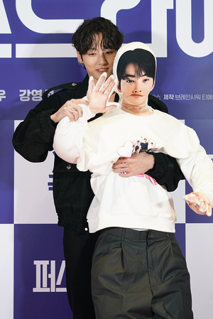 【フォト】BTSのJUNG KOOK、兵役中のチャウヌを応援…人形を抱えて仲良くポーズ