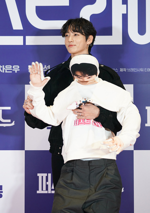【フォト】BTSのJUNG KOOK、兵役中のチャウヌを応援…人形を抱えて仲良くポーズ