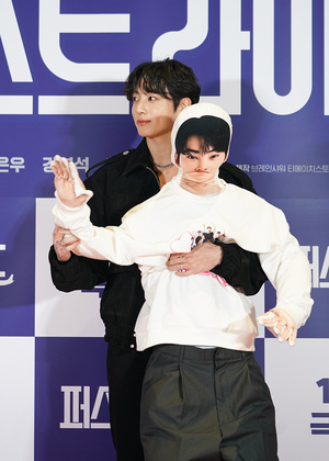 【フォト】BTSのJUNG KOOK、兵役中のチャウヌを応援…人形を抱えて仲良くポーズ