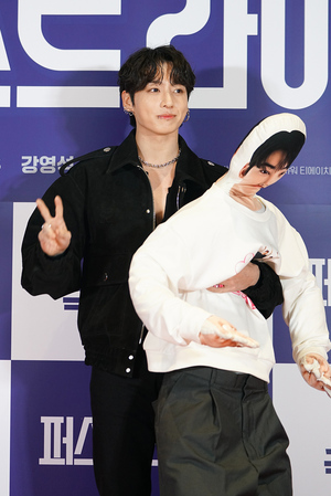 【フォト】BTSのJUNG KOOK、兵役中のチャウヌを応援…人形を抱えて仲良くポーズ