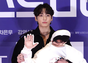 BTSジョングク、兵役中の「ASTROチャウヌ」人形と登場…「ファイト」