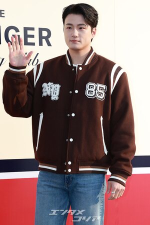 【フォト】シン・スンホ、手を振りシックにあいさつ