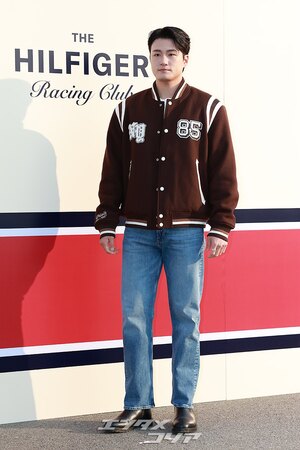 【フォト】シン・スンホ、手を振りシックにあいさつ