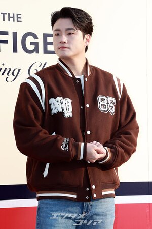 【フォト】シン・スンホ、手を振りシックにあいさつ