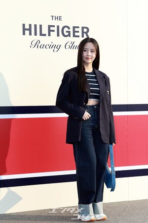 【フォト】キム・ソヒョン、クロップドトップス＆ジーンズでカジュアルコーデ完成