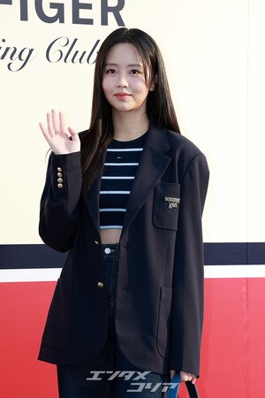 【フォト】キム・ソヒョン、クロップドトップス＆ジーンズでカジュアルコーデ完成