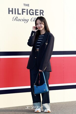 【フォト】キム・ソヒョン、クロップドトップス＆ジーンズでカジュアルコーデ完成