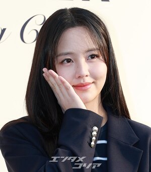 【フォト】キム・ソヒョン、クロップドトップス＆ジーンズでカジュアルコーデ完成