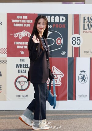 【フォト】キム・ソヒョン、クロップドトップス＆ジーンズでカジュアルコーデ完成