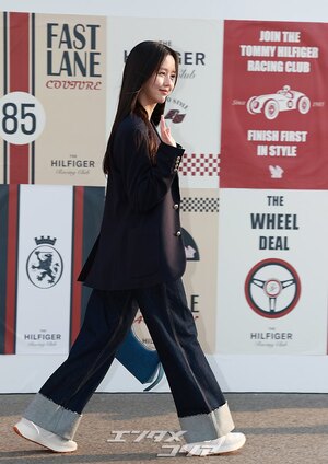 【フォト】キム・ソヒョン、クロップドトップス＆ジーンズでカジュアルコーデ完成